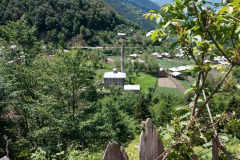 Blick auf ein Dorf mit Moschee