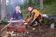 Seija und Petra beim Grillen