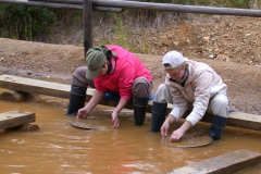 Petra und Seija beim Gold waschen