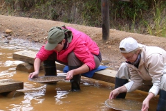 Petra und Seija beim Gold waschen