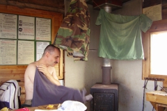 Kleider trocknen in der Schutzhütte by Seija